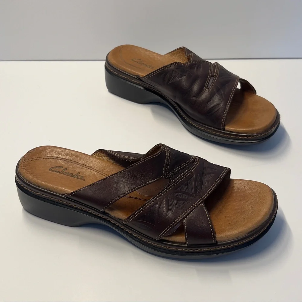 CLARKS Women’s 7M Brown Slip On Open Toe Sandal